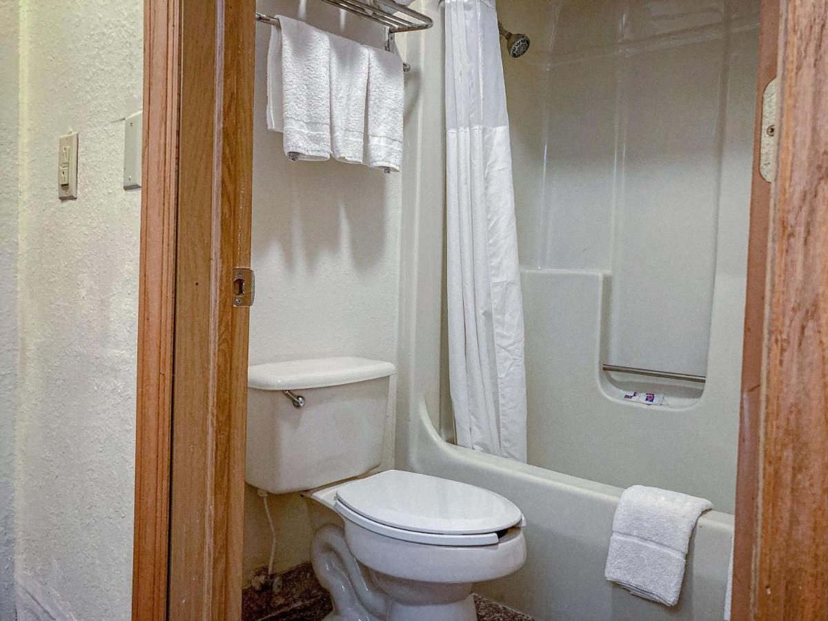 Motel 6 Elkhart, In Bagian luar foto