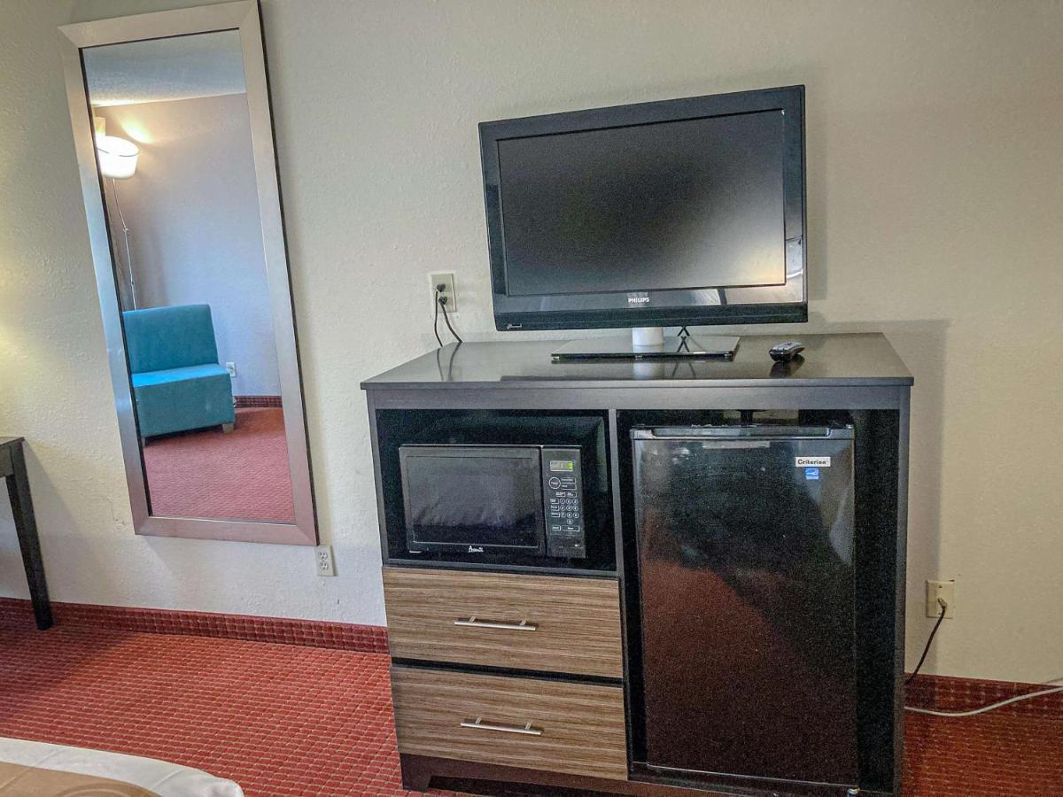 Motel 6 Elkhart, In Bagian luar foto
